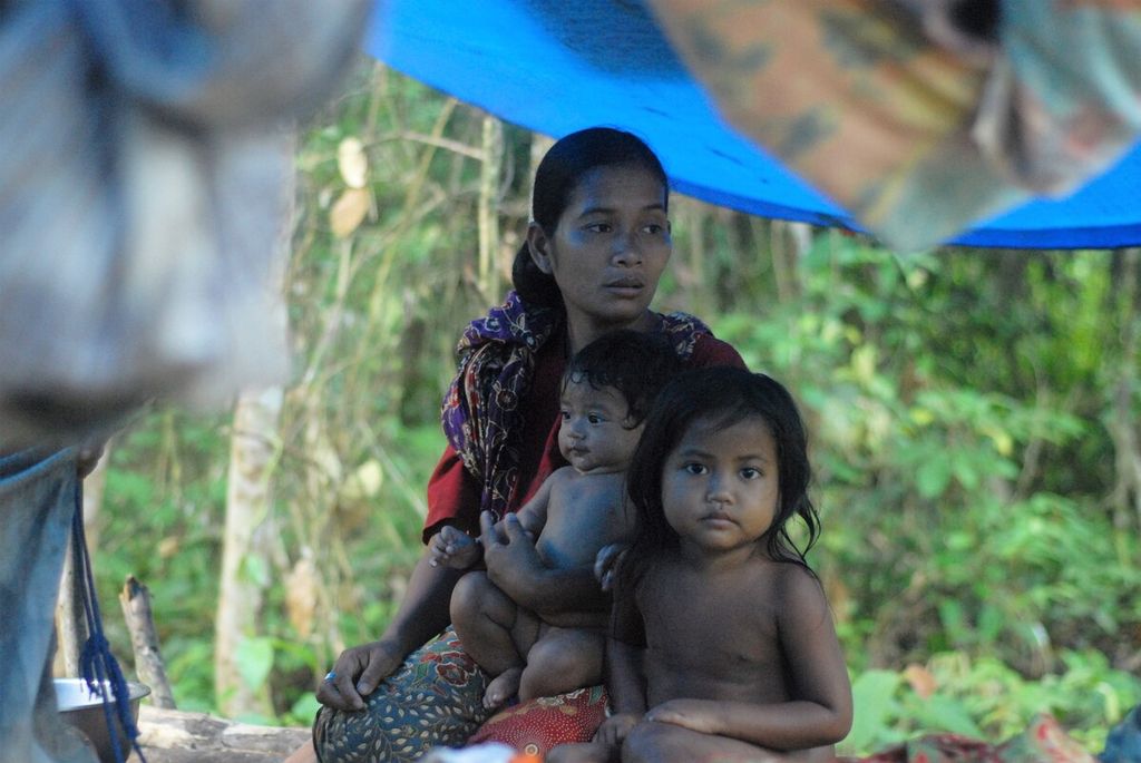 Induk Nidar menjelang ritual memandikan anak di komunitas Orang Rimba di Taman Nasional Bukit Duabelas, Sarolangun, Jambi, Sabtu (2/7/2022).
