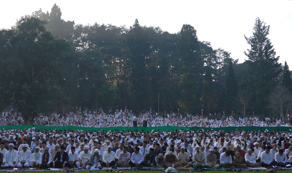 Warga mengikuti pelaksanaan shalat Id hari raya Idul Fitri 1440 H di Kebun Raya Bogor, Kota Bogor, Rabu (5/6/2019). Perayaan Idul Fitri 1440 Hijiriah  di Bogor ini berlangsung khidmat dan meriah.