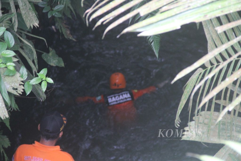 Petugas melakukan pencarian potongan tubuh manusia di Sungai Bedog di Dusun Kelor, Desa Bangunkerto, Kecamatan Turi, Kabupaten Sleman, Daerah Istimewa Yogyakarta, Kamis (13/7/2023). 