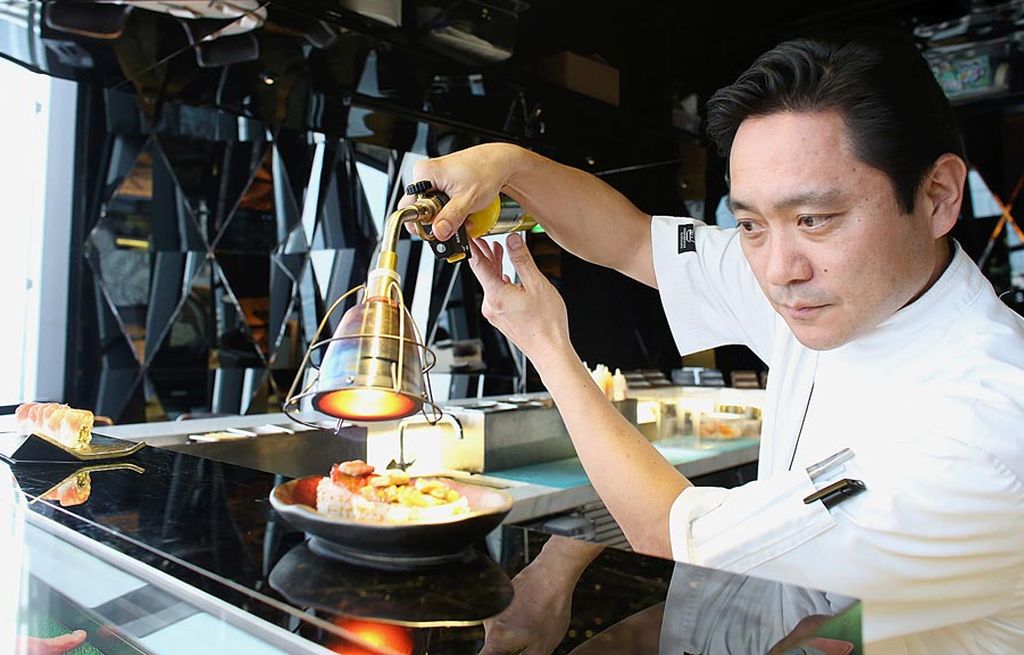 Chef Hajime Kasuga dari Peru, Amerika Selatan, memanasi menu Hanshin Roll di Restoran Henshin Hotel Westin Jakarta.