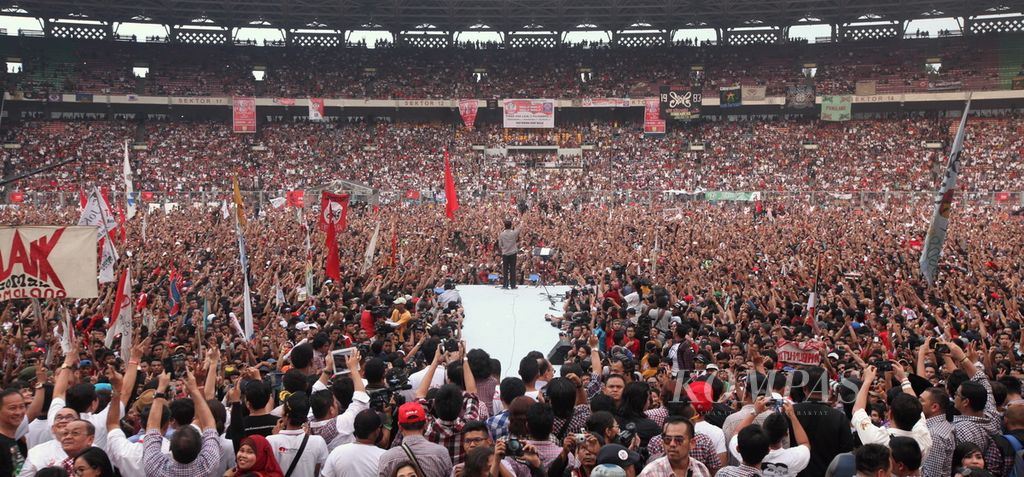 Calon presiden nomor urut 2, Joko Widodo, membacakan Maklumat Jokowi pada konser Salam 2 Jari di Gelora Bung Karno, Jakarta (5/7/2014). Konser ini menampilkan ratusan artis yang secara sukarela mendukung pasangan Jokowi-JK pada Pemilu Presiden 9 Juli 2014. 