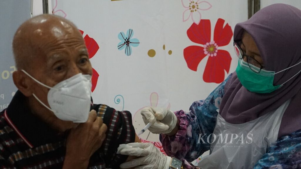 Seorang kaum lanjut usia tengah mengikuti vaksinasi dosis penguat di Puskesmas 5 Ilir Palembang, Sumatera Selatan, Kamis (13/1/2022). Vaksinasi ini penting untuk meningkatkan imunitas kaum rentan termasuk lansia. Hanya saja, cakupan vaksinasi lansia di Palembang masih rendah.