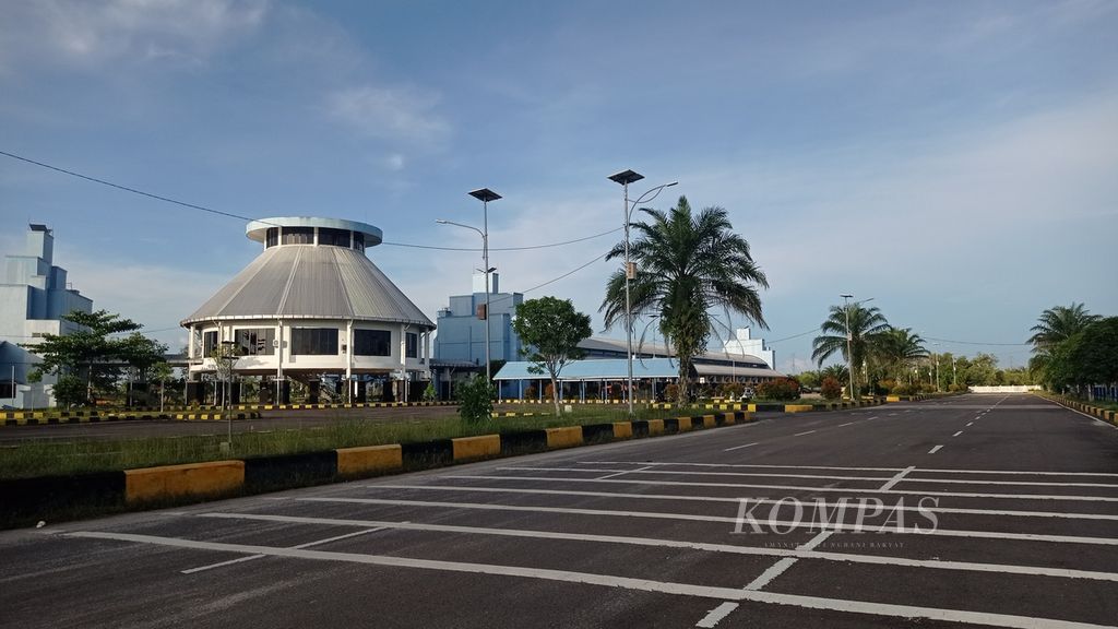 Suasana Terminal WA Gara, Kota Palagkaraya, Kalimantan Tengah, Jumat (29/4/2022). Jelang Lebaran, terminal yang biasanya sepi itu kini mulai ramai dipadati penumpang. Terminal itu dibangun dengan anggaran lebih kurang Rp 75 miliar dan beroperasi sejak 2011.