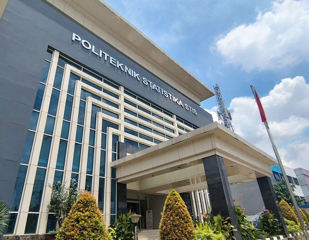 Gedung Politeknik Statistika STIS di Jalan Otto Iskandardinata Nomor 64C, Kelurahan Bidara Cina, Kecamatan Jatinegara, Jakarta Timur.  Politeknik Statistika STIS merupakan salah satu sekolah kedinasan di bawah Badan Pusat Statistik untuk memenuhi kebutuhan aparatur sipil negara. 