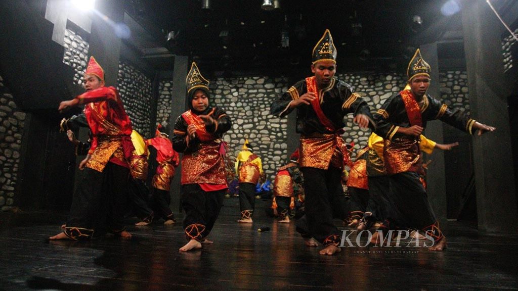 Grup Randai Tuah Sakato asal Kabupaten Sijunjung tampil pada Festival Nan Jombang di Ladang Tari Nan Jombang, Balai Baru, Kota Padang, Sumatera Barat, Rabu (3/10/2018). 