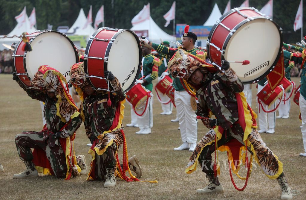 Anggota drum band dari Secapa TNI AD turut berpartisipasi dalam pembukaan Raimuna Nasional XII di di Bumi Perkemahan Cibubur, Jakarta Timur. Senin (14/8/2023). Raimuna Nasional XII merupakan pertemuan besar Pramuka Penegak dan Pramuka Pandega (Generasi Muda Pramuka yang berusia 16 - 25 Tahun). 