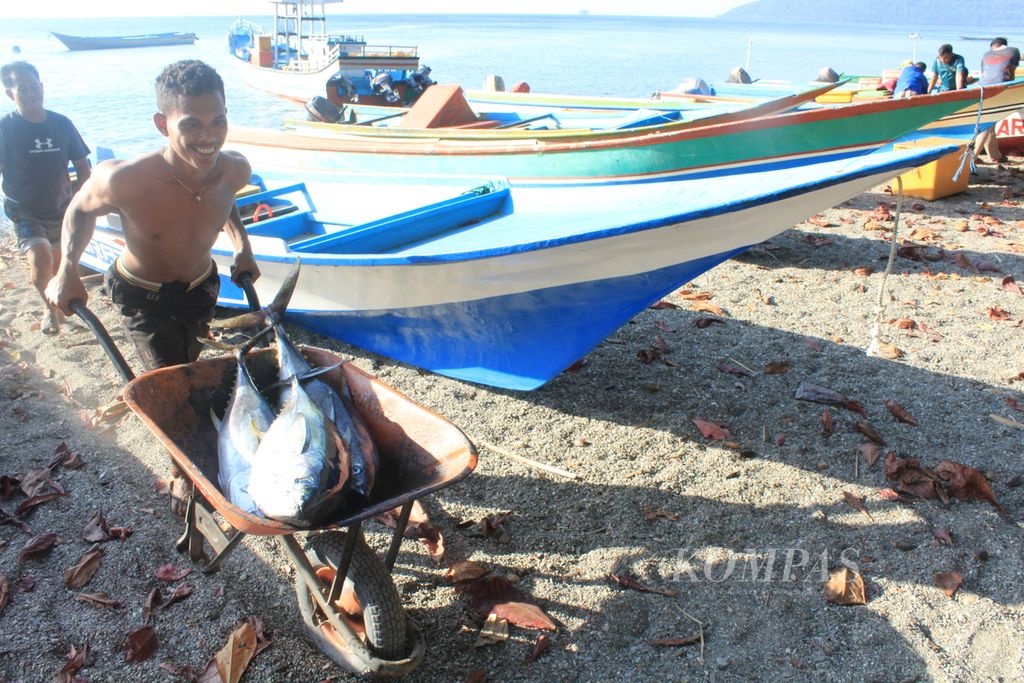 Warga mendorong gerobak yang berisi tangkapan nelayan di Desa Kawa, Kecamatan Seram Barat, Kabupaten Seram Bagian Barat, Maluku, Senin (4/9/2023).