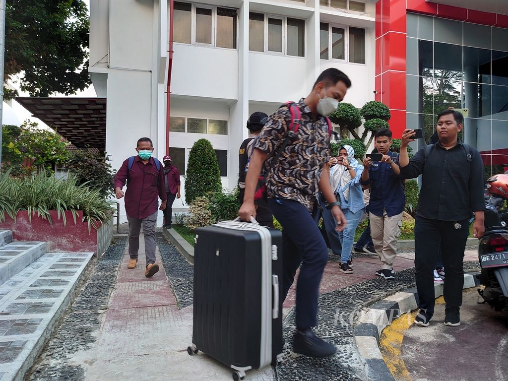 Penyidik KPK keluar dari Gedung A Fakultas Hukum Unila dengan membawa koper, Selasa (23/8/2022).