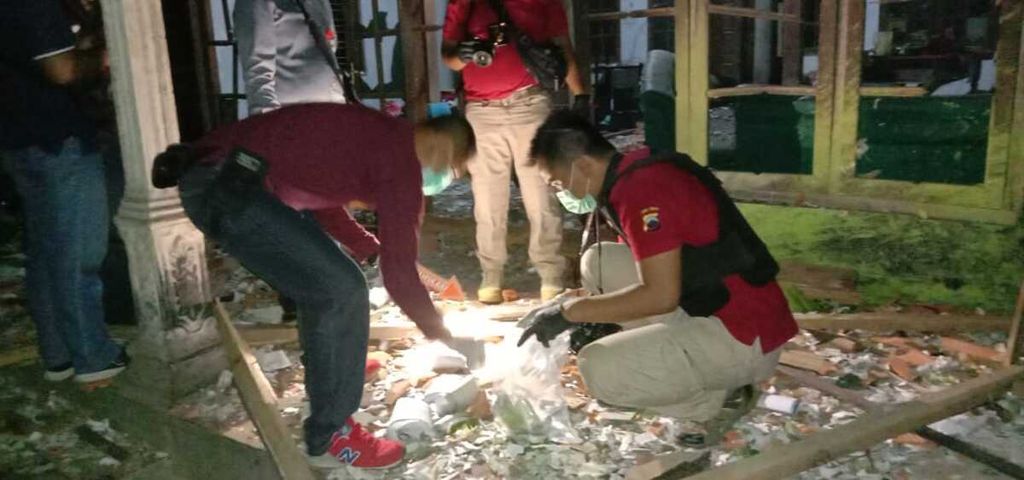 Tim Polresta Kebumen melakukan olah kejadian perkara kasus ledakan petasan yang menewaskan 3 orang di Desa Ngabean, Mirit, Kebumen, Jawa Tengah, Rabu (12/5/2021) malam.