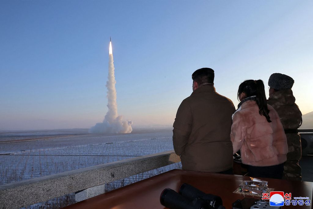 Foto tak bertanggal yang dirilis oleh kantor berita Korea Utara, KCNA, pada 19 Desember 2023 ini menunjukkan Pemimpin Korea Utara Kim Jong Un (kiri) dan putrinya menyaksikan uji peluncuran rudal balistik antarbenua (ICBM) Hwasongpho-18 di sebuah lokasi yang dirahasiakan di Korut. 