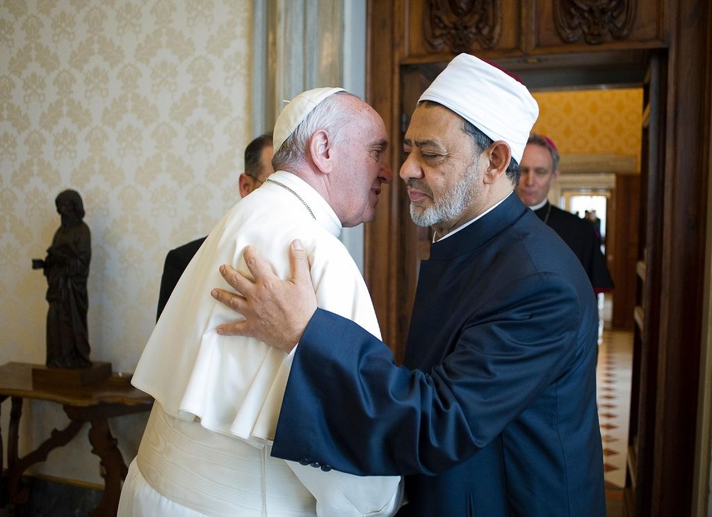 Dalam arsip foto yang dirilis Vatikan pada hari Minggu lalu, Paus Fransiskus menyambut hangat Imam Besar Masjid Al-Azhar Sheikh Ahmed al-Tayeb (kanan) di Vatikan. Paus Fransiskus memulai kunjungannya ke Mesir pada Jumat ini dan akan diawali dengan pelayanan misa di Kairo.
