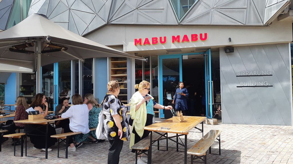 Pengunjung di restoran Mabu Mabu di pinggiran Sungai Yarra, Melbourne, Australia, Jumat (1/3/2024). 