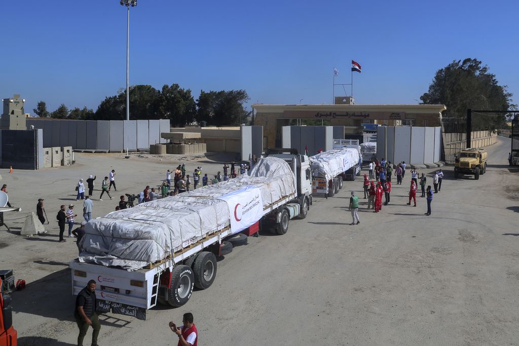 Truk-truk Bulan Sabit Merah Mesir, yang mengangkut bantuan kemanusiaan untuk Jalur Gaza, memasuki gerbang perbatasan Rafah di Rafah, Mesir, 21 Oktober 2023. 