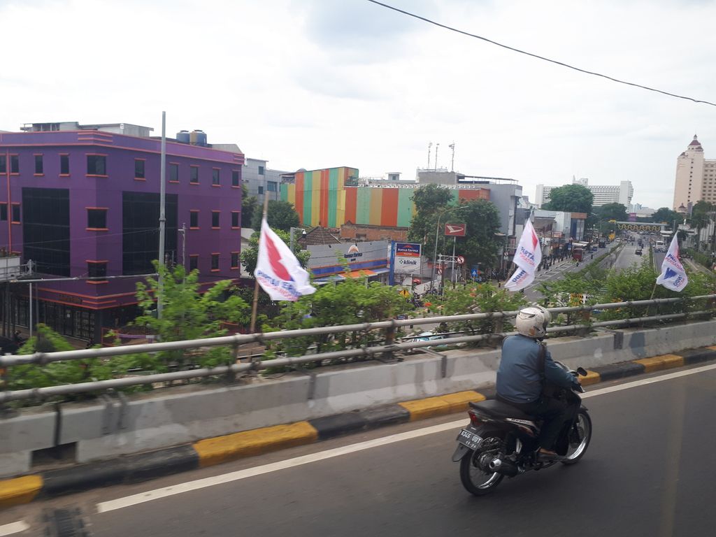 Umbul-umbul partai politik terlihat di Jalan Layang Pasar Senen, Jakarta Pusat, Selasa (15/11/2022).