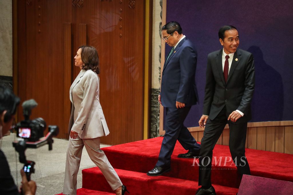 Wakil Presiden Amerika Serikat Kamala Harris, Perdana Menteri Vietnam Pham Minh Chinh, dan Presiden RI Joko Widodo (dari kiri ke kanan) berjalan menuju ruangan KTT ke-11 ASEAN dan Amerika Serikat seusai berfoto bersama di Jakarta, Rabu (6/9/2023). Konferensi ini merupakan salah satu rangkaian KTT ke-43 ASEAN yang digelar pada 5-7 September 2023.