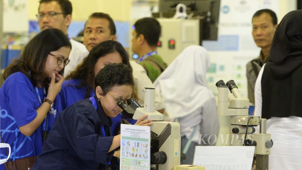 Suasana kunjungan masyarakat dalam Indonesia Science Expo di Balai Kartini, Jakarta, Senin (23/10). Kegiatan yang dimotori oleh Lembaga Ilmu Pengetahuan Indonesia (LIPI) tersebut menampilkan hasil-hasil riset peneliti, baik kementerian dan lembaga negara, perguruan tinggi dan tentunya juga LIPI, maupun industri.