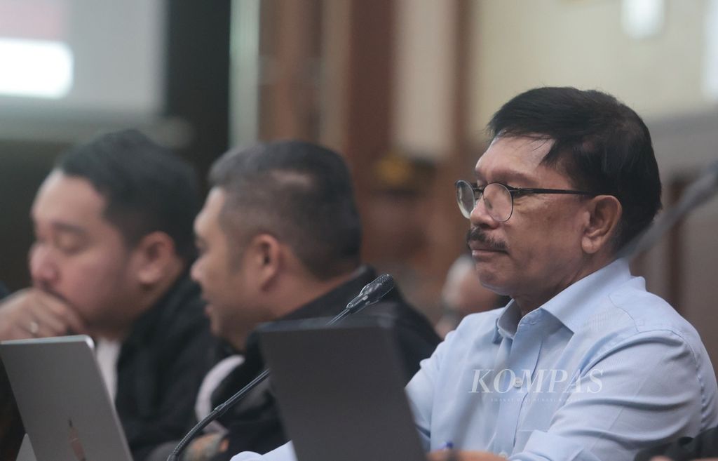Terdakwa bekas Menteri Komunikasi dan Informatika (Kominfo) Johnny G Plate mengikuti sidang lanjutan kasus dugaan korupsi pembangunan menara <i>base transceiver station </i>atau BTS 4G Bakti Kementerian Komunikasi dan Informatika, di Pengadilan Tindak Pidana Korupsi, Jakarta, Rabu (11/10/2023). 