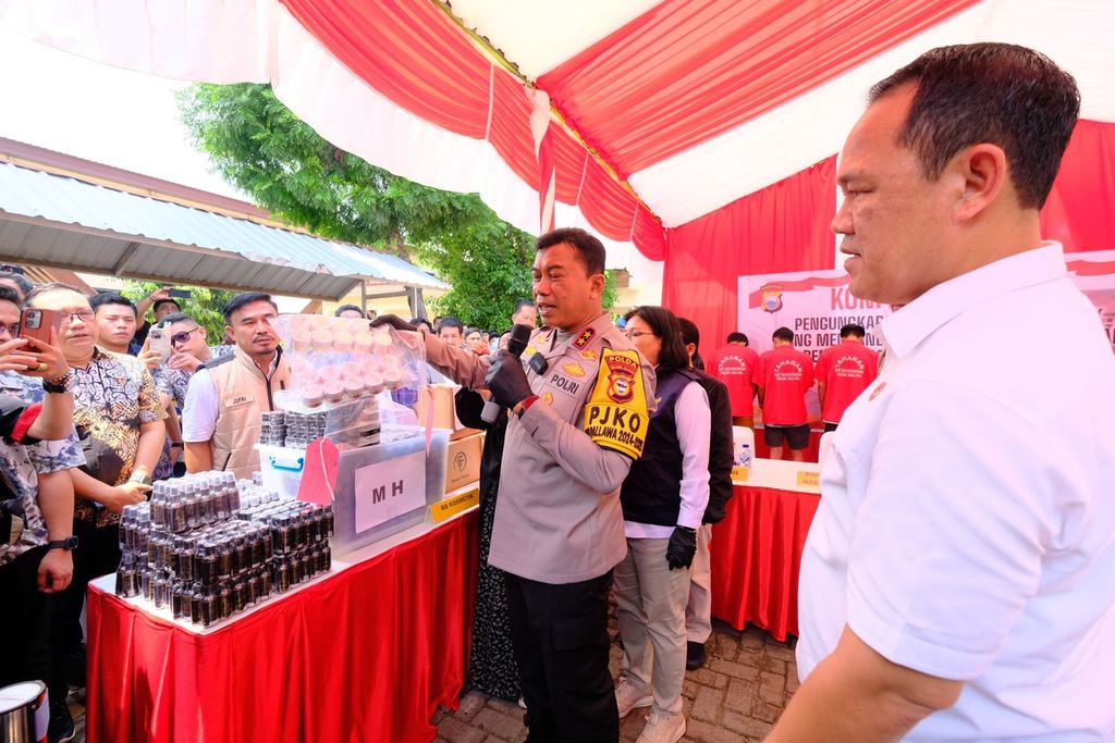 Kepala Polda Sulawesi Selatan Inspektur Jenderal Yudhiawan Wibisono menunjukkan sejumlah barang bukti produk kecantikan buatan lokal di Sulsel yang mengandung bahan berbahaya. Pengungkapan kasus ini digelar di Markas Polda Sulsel, Jumat (8/11/2024).