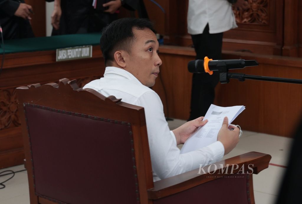Terdakwa kasus pembunuhan berencana Brigadir J atau Nofriansyah Yosua Hutabarat, Ricky Rizal, menjalani sidang lanjutan di Pengadilan Negeri Jakarta Selatan, Kamis (20/10/2022). 