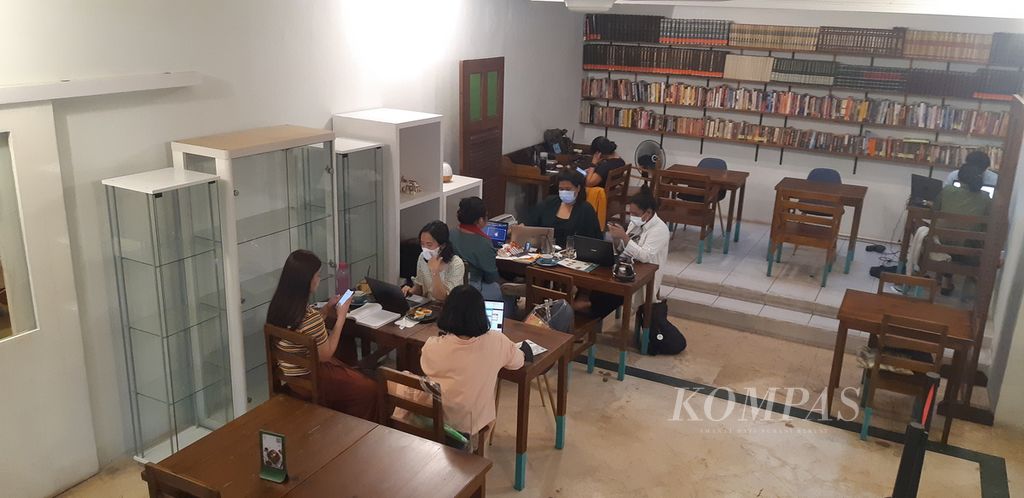 Aktivitas pengunjung di lantai 1 perpustakaan Baca di Tebet, Jakarta Selatan, Selasa (30/8/2022). Perpustakaan ini menyediakan kafe yang bisa dimanfaatkan pengunjung untuk bersantap.