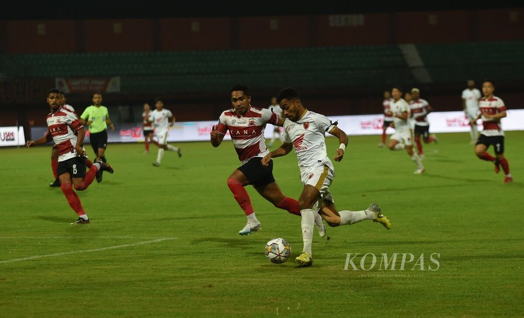 Pemain PSM Makassar, Yance Sayuri, berusaha melewati penjagaan pemain Madura United dalam laga BRI Liga I 2022-2023 di Gelora Madura Ratu Pamelingan, Pamekasan, Jawa Timur, Sabtu (31/3/2023). PSM Makassar berhasil menjadi juara BRI Liga I setelah laga melawan Madura United.