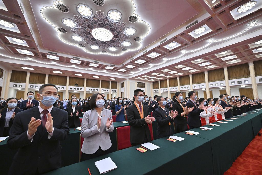Hadirin bertepuk tangan saat upacara peringatan 100 tahun berdirinya Liga Pemuda Komunis China yang digelar di Aula Besar Rakyat di Beijing, 10 Mei 2022. 