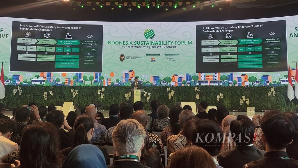 Menteri Koordinator Bidang Kemaritiman dan Investasi Luhut Binsar Pandjaitan memberi sambutan dalam pembukaan Indonesia Sustainability Forum 2023, di Jakarta, Kamis (7/9/2023). Keberlanjutan serta transisi ke energi hijau dinilai menjadi bagian penting dalam pertumbuhan ekonomi dunia ke depan.