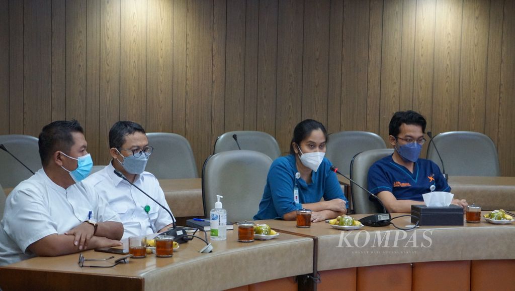 Pakar nefrologi RSUP Dr Sardjito, Retno Palupi (kedua dari kanan), menjelaskan soal temuan kasus gagal ginjal akut pada anak, di RSUP Dr Sardjito, Kabupaten Sleman, Daerah Istimewa Yogyakarta, Rabu (19/10/2022).