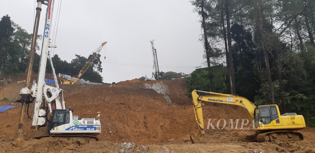Area longsor di dekat Puncak Pass Resort, Bogor, Minggu (2/12/2018). Alat berat dari PT Wijaya Karya yang melakukan pengeboran dan perataan tanah.