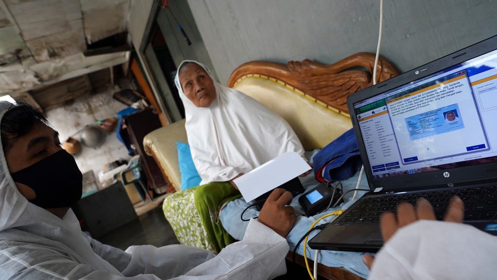 The electronic ID card display of Suhanah (82), a resident of Kedung Jaya Village, Sareal District, Bogor City, while being served by the Civil Registration and Population Office of Bogor City to conduct electronic ID card data recording at her home on Tuesday (21/7/2020).