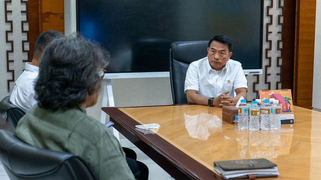 Kepala Staf Kepresidenan Moeldoko bertemu dengan Deputi Bidang Sosial Budaya dan Pemberdayaan Masyarakat Otorita IKN (OIKN) Alimuddin (Kemeja Putih Kiri) di gedung Bina Graha Jakarta, Senin (10/4/2023).