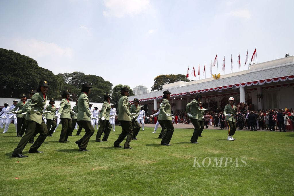 Anggota TNI-Polri berjoged saat hiburan musik untuk memeriahkan Upacara Peringatan Detik-detik Proklamasi Kemerdekaan Ke-78 RI di halaman Istana Merdeka, Jakarta, Kamis (17/8/2023). 