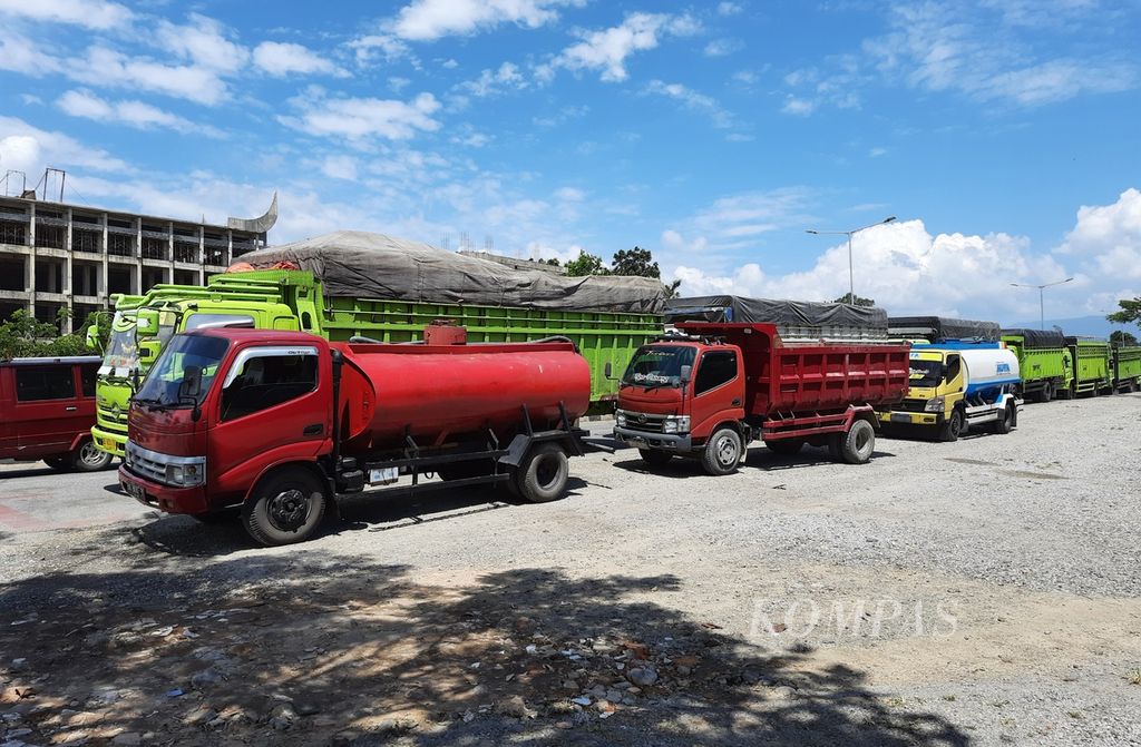 Antrean truk di pinggir jalan di dekat SPBU Aie Pacah, Kecamatan Koto Tangah, Padang, Sumatera Barat, Rabu (23/3/2022). Sejumlah sopir truk di Padang mengeluhkan kelangkaan solar bersubsidi tersebut. Mereka mesti antre berjam-jam untuk mendapatkan bahan bakar tersebut.