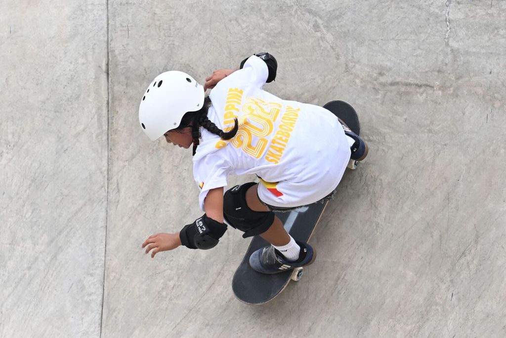 Atlet Filipina, Alegado Mazel, yang baru berusia sembilan tahun, berkompetisi di cabang skateboard Asian Games Hangzhou 2022, 25 September 2023. 