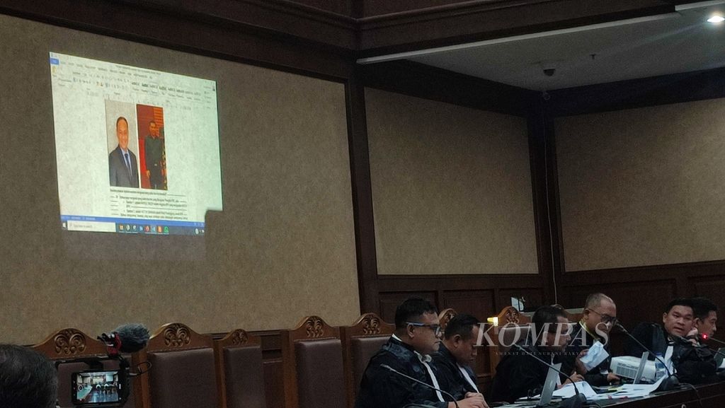 Jaksa dari KPK menunjukkan foto dua auditor dari BPK yang meminta uang Rp 12 miliar kepada Kementerian Pertanian untuk memperoleh opini wajar tanpa pengecualian dalam sidang korupsi yang menjerat Syahrul Yasin Limpo, di Jakarta, Rabu (8/5/2024). 