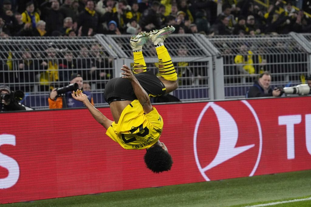 Selebrasi penyerang Borussia Dortmund, Karim Adeyemi, setelah mencetak gol pada laga pertama babak 16 besar Liga Champions antara Dortmund melawan Chelsea di Dortmund, Jerman, Kamis (16/2/2023) dini hari WIB. 