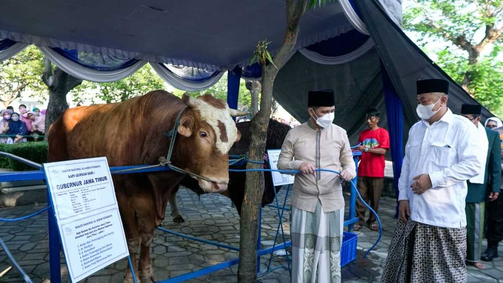 Pelaksana Tugas Gubernur Jawa Timur Emil Elestianto Dardak di Masjid Nasional Al Akbar Surabaya, Minggu (10/7/2022) sesuai shalat Id menyerahkan hewan.