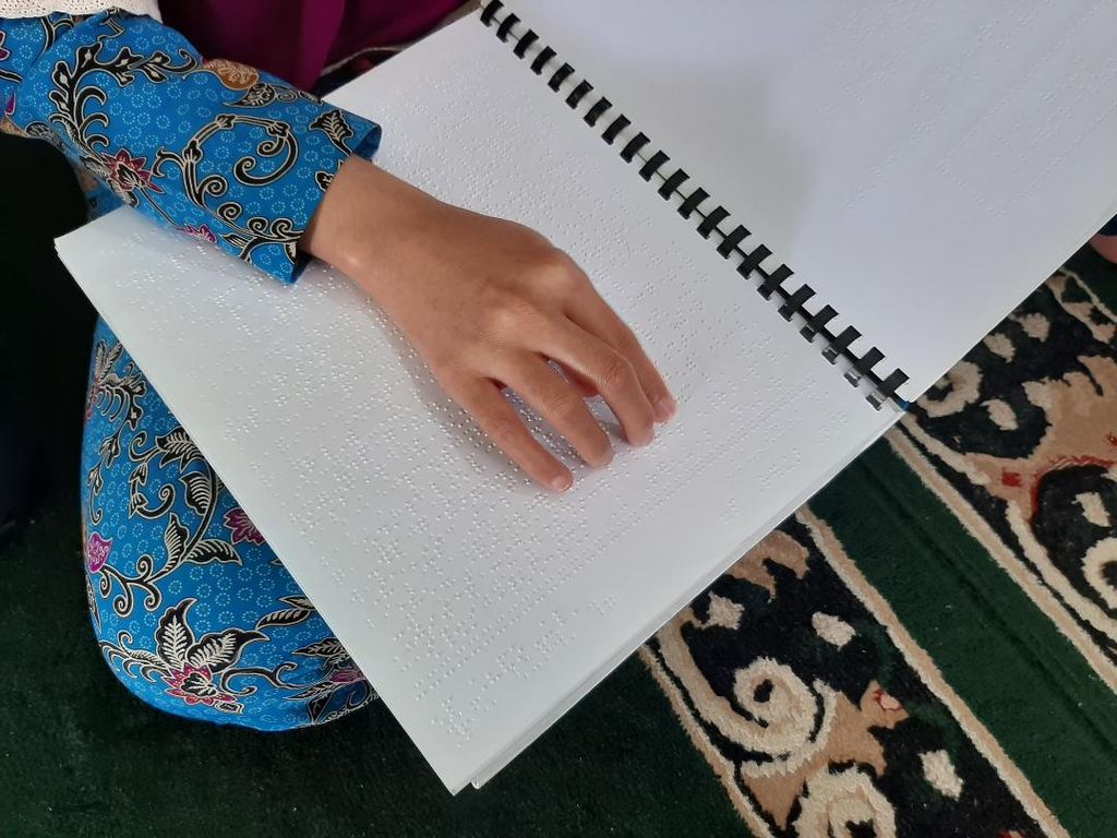 Jari-jari penyandang tunanetra bergerak-gerak meraba huruf Arab braille dalam acara tadarus di Panti Pelayanan Sosial Disabilitas Sensorik Netra Penganthi Temanggung, Jawa Tengah, Rabu (6/4/2022).