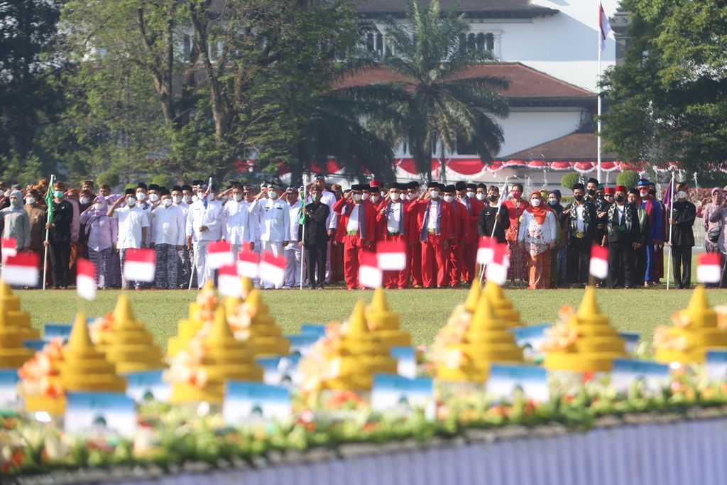 Para peserta Upacara Peringatan Hari Jadi Ke-77 Jawa Barat menghormati lambang daerah di Lapangan Gasibu, Kota Bandung, Jabar, Jumat (19/8/2022).