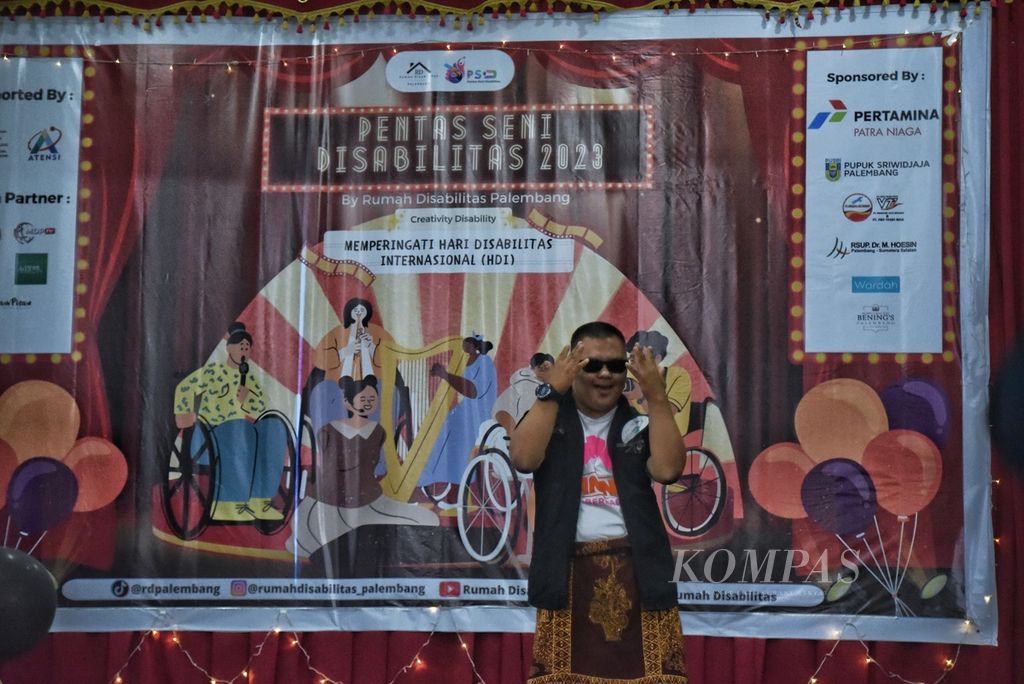 Siswa Yayasan Pendidikan Anak Cacat (YPAC) Palembang, Reka Okta Pratama (15), selaku finalis Pentas Seni Disabilitas bertema Disability Creativy dalam rangka peringatan Hari Disabilitas Internasional di Palembang, Sumatera Selatan, Minggu (3/12/2023).