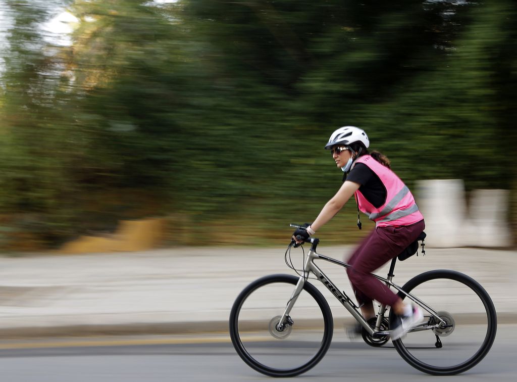 Samar Rahbini (22), salah satu pendiri klub sepeda ”Brave Cyclist” sedang mengayuh sepedanya di kota Jeddah, Arab Saudi, 6 Maret 2021. Klub sepeda yang dibentuk pada 2019 itu bertujuan  menggiatkan olahraga bagi perempuan. 