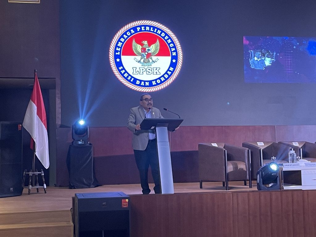Ketua Lembaga Perlindungan Saksi dan Korban (LPSK) Hasto Atmojo Suroyo menyampaikan pidato pembuka dalam acara Catatan Refleksi dan Agenda Perlindungan Saksi dan Korban 2023, Jumat (13/1/2023), di Auditorium LPSK, Jakarta.