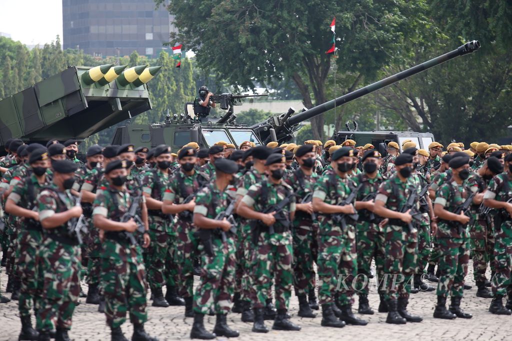 Prajurit Angkatan Darat mengikuti apel gelar pasukan di Monumen Nasional, Jakarta, Selasa (25/1/2022). Apel gelar pasukan yang diikuti 2.655 prajurit TNI AD di wilayah Jabodetabek itu dipimpin Kepala Staf TNI Angkatan Darat Jenderal Dudung Abdurachman. 