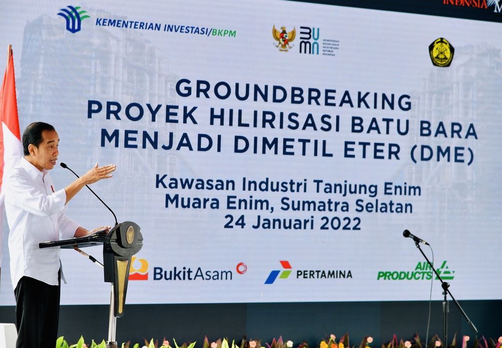 Presiden Joko Widodo mendorong hilirisasi batubara. Diharapkan, pengolahan batubara menjadi dimetil eter (DME) akan mampu mengurangi impor elpiji dan menurunkan subsidi. Tak hanya itu, lapangan kerja tercipta dengan hilirisasi. Hal ini disampaikan sebelum meresmikan dimulainya pembangunan perusahaan pengolahan batubara menjadi DME di Muara Enim, Sumatera Selatan, Senin (24/1/2022).