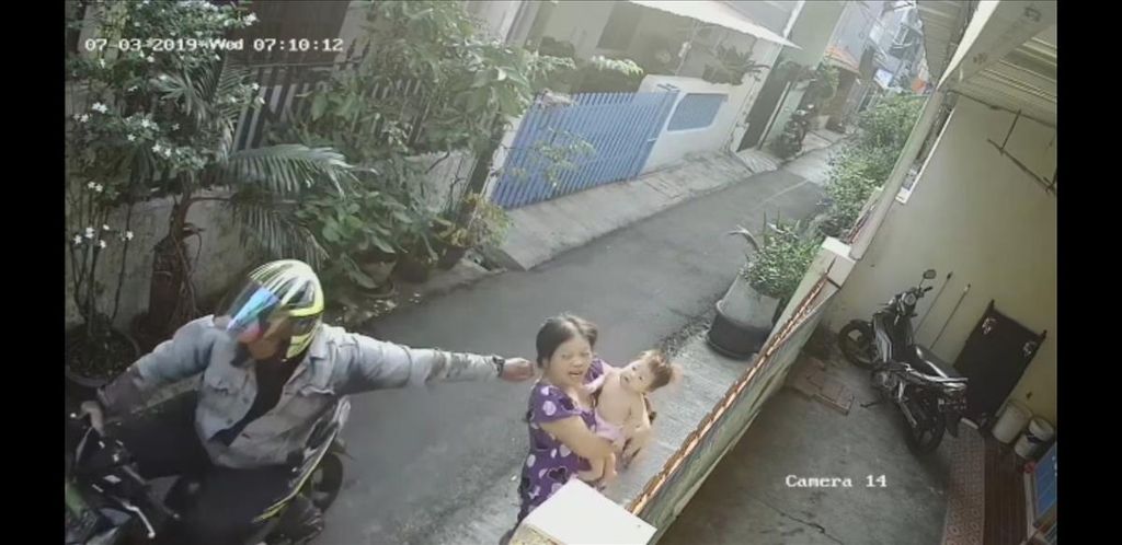 Penjambret bersepeda motor tertangkap kamera sedang beraksi di gang sempit kawasan Tanjung Duren Utara, Grogol Petamburan, Jakarta Barat, Rabu (3/7/2019). 