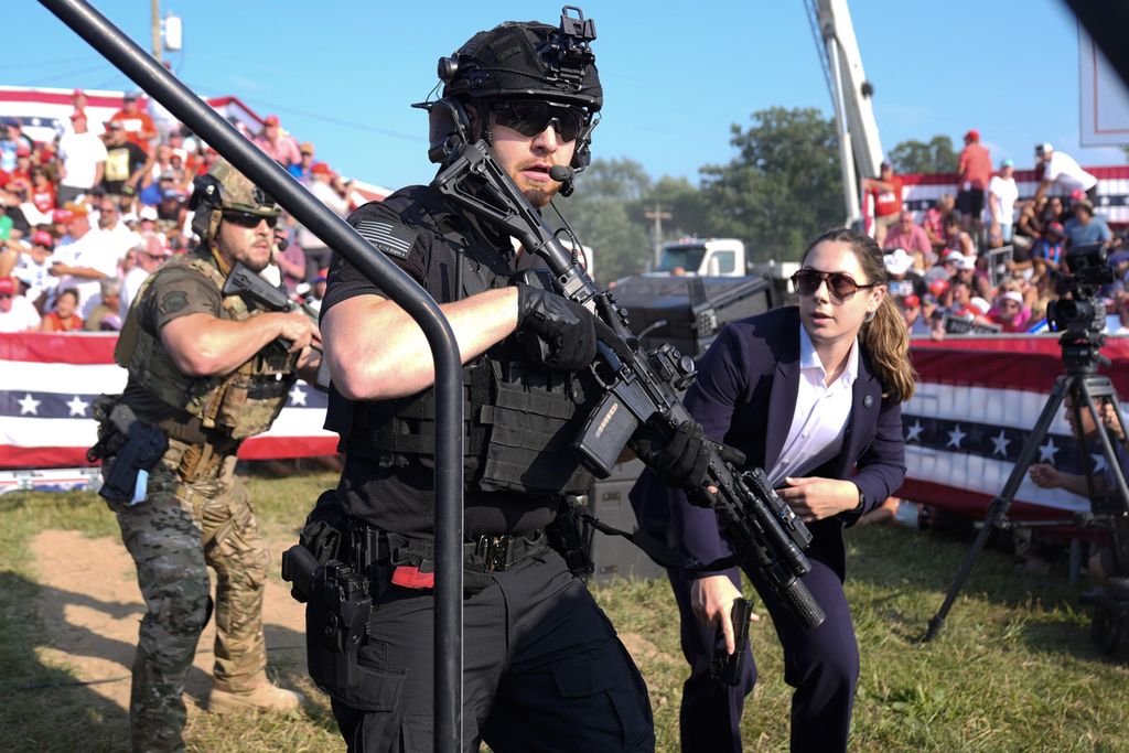 Agen Secret Service Amerika Serikat di lokasi penembakan Donald Trump pada Sabtu (13/7/2024) di Butler, Pennsylvania, AS.