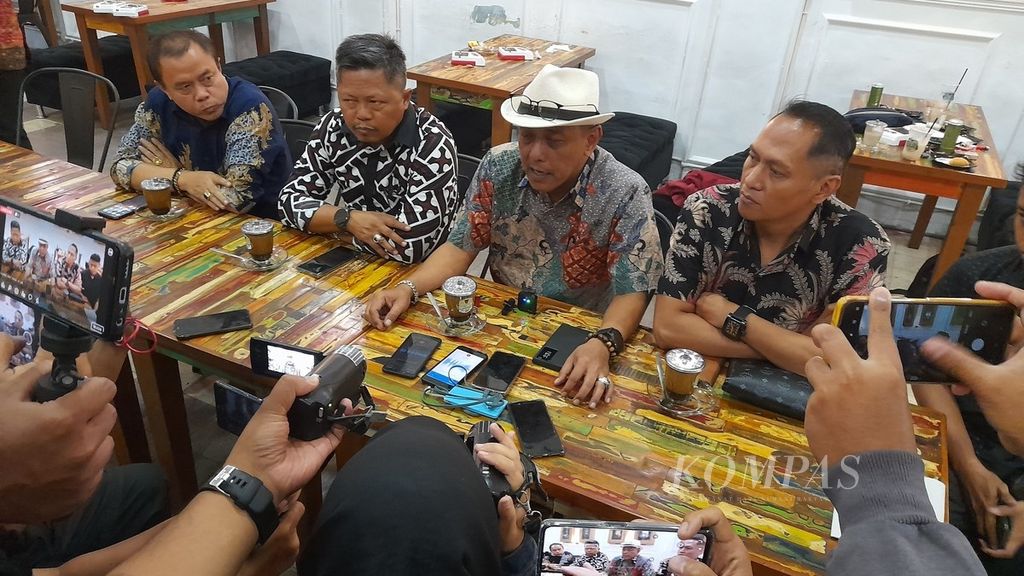 Tim Advokasi Hukum Aremania Mengguggat tengah menggelar keterangan pers, Rabu (26/10/2022) petang, di Malang, Jawa Timur.
