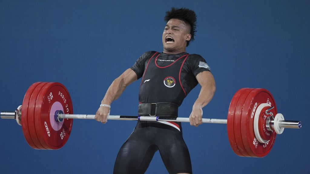 Atlet angkat besi Rizki Juniansyah bertanding di kelas 73 kilogram putra dalam Olimpiade Paris 2024 di Paris, Perancis, Kamis, 8 Agustus 2024. Rizki berhasil mempersembahkan medali emas untuk Indonesia serta memecahkan rekor Olimpiade. 