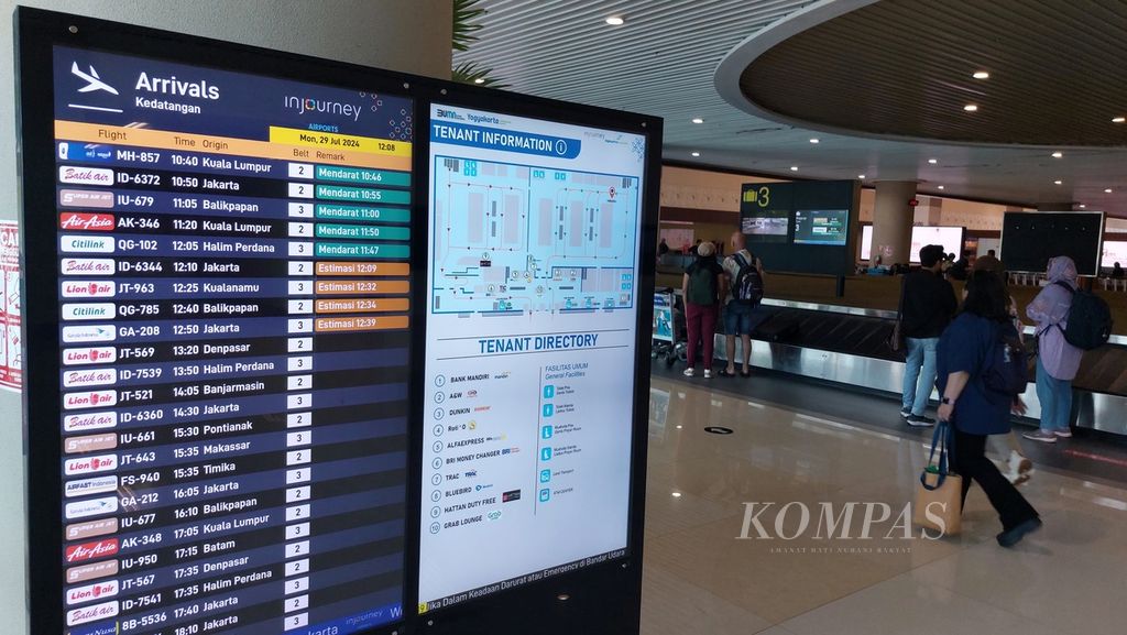 Layar monitor menayangkan jadwal kedatangan pesawat di Bandara Internasional Yogyakarta, Kulon Progo, Daerah Istimewa Yogyakarta, Senin (29/7/2024). 