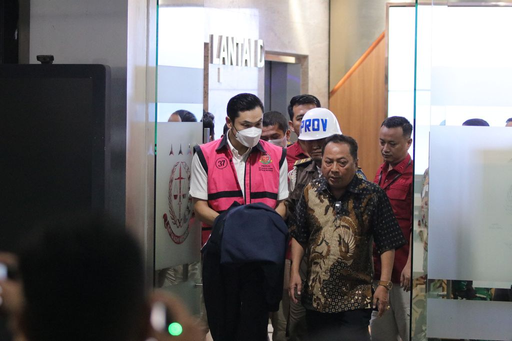 Setelah ditetapkan sebagai tersangka, Harvey Moeis dibawa penyidik untuk ditahan di Rutan Kejaksaan Negeri Jakarta Selatan, Rabu (27/3/2024) malam.